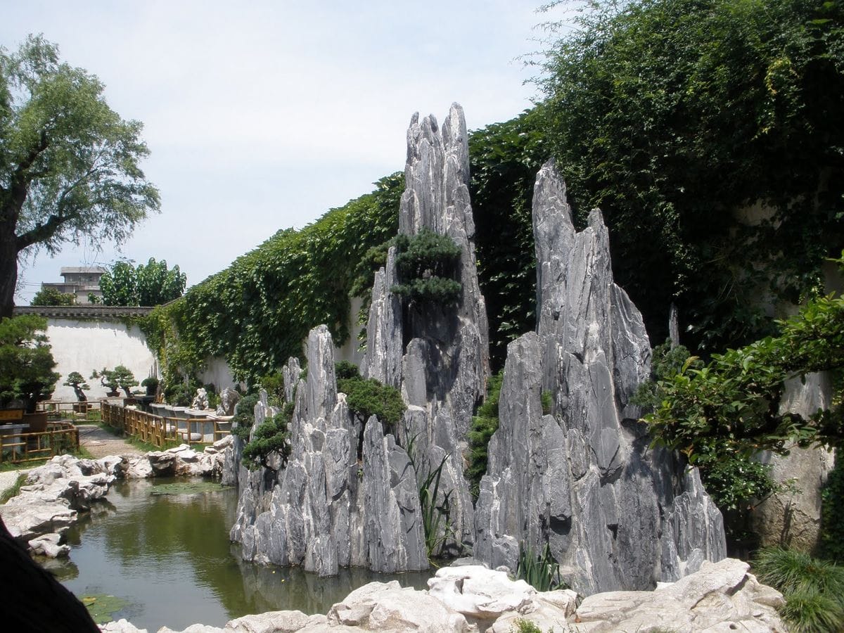 Sân vườn kiểu Trung Quốc với hòn non bộ và hồ cá